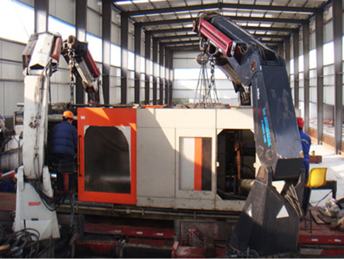 上海華時機電有限公司1600噸注塑機搬運